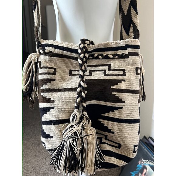 Boho woven Black & White Crossbody bucket Bag With Geometric Patterns Long Strap - Picture 3 of 8